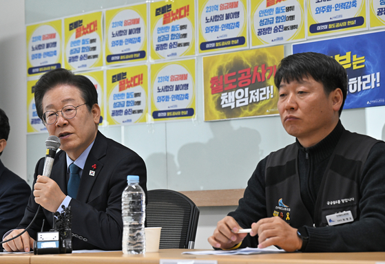 더불어민주당 이재명 대표가 진성준 정책위 의장을 비롯한 의원들과 함께 지난해 12월 9일 오후 서울 용산구 철도회관 전국철도노동조합 사무실을 현장 방문해 발언하고있다. [국회사진기자단]