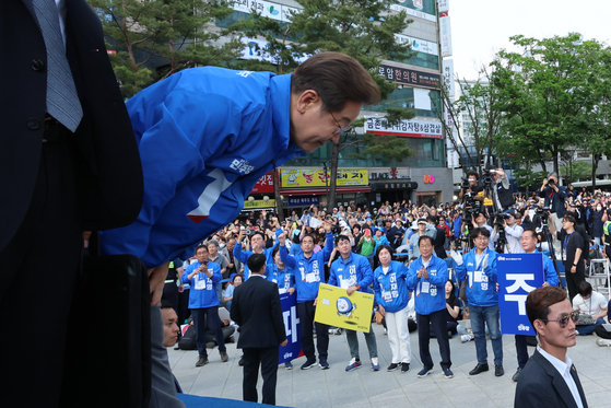 더불어민주당 이재명 대선 후보가 20일 경기 파주시 금릉역 중앙광장에서 열린 유세에서 연설을 마친 뒤 시민들에게 인사하고 있다. 연합뉴스