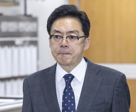12·3 비상계엄 사태와 관련해 내란 중요 임무 종사 혐의로 재판에 넘겨진 윤승영 전 경찰청 국가수사본부 수사기획조정관(치안감)이 지난달 16일 서울 서초구 서울중앙지법에서 열린 1심 속행 공판에 출석하고 있다. 연합뉴스