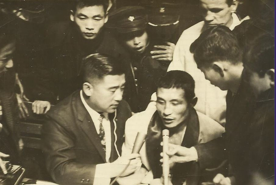1966년 6월25일 서울 장충체육관에서 임택근 아나운서(왼쪽)가 이탈리아의 니노 벤베누티를 판정승으로 꺾고 세계복싱협회(WBA) 주니어 미들급 세계 챔피언에 올른 김기수 선수를 인터뷰하고 있다. 사진 유튜브 캡처
