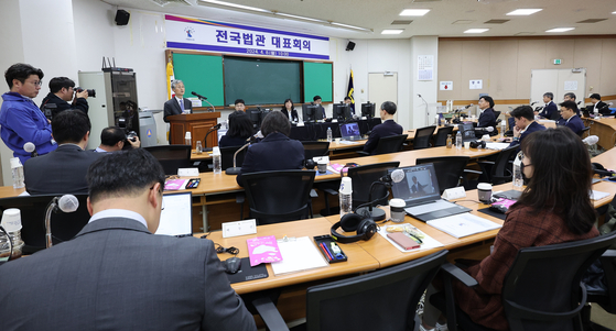 지난해 4월 경기 고양시 사법연수원에서 열린 전국법관대표회의 상반기 정기회의에서 조희대 대법원장이 인사말을 하는 모습. 뉴스1