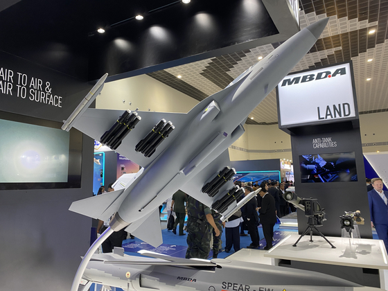 지난 20일(현지시간) 말레이시아 랑카위에서 열린 방산전시회 ‘LIMA 2025’에 유럽 미사일 제조업체 MBDA가 한국항공우주산업(KAI)의 KF-21 전투기 모형에 브림스톤 미사일 등 자사의 미사일 모형을 탑재해 전시했다. [한국방위산업진흥회 제공]