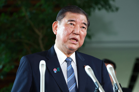 이시바 시게루 일본 총리가 21일 총리 관저에서 에토 다쿠 농림수산상을 사실상 경질한 직후 기자들의 질문에 답하고 있다. 지지·AFP=연합뉴스