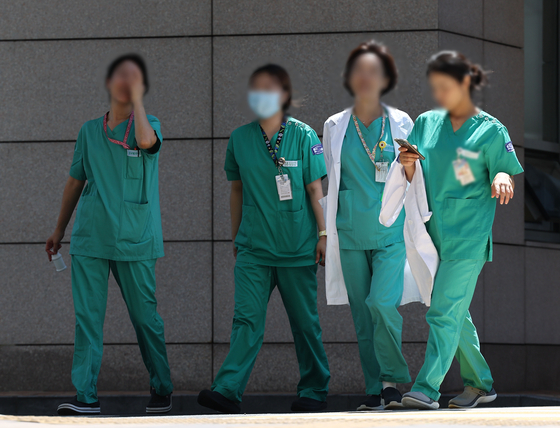 서울의 한 대형 병원에서 간호사들이 걸어가고 있다. 연합뉴스