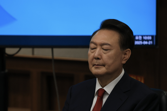 12·3 비상계엄을 선포해 내란 우두머리 혐의로 재판에 넘겨진 윤석열 전 대통령이 지난달 21일 오전 서울 서초구 서울중앙지법 417호 법정에 앉아 재판 시작을 기다리고 있다. 뉴시스