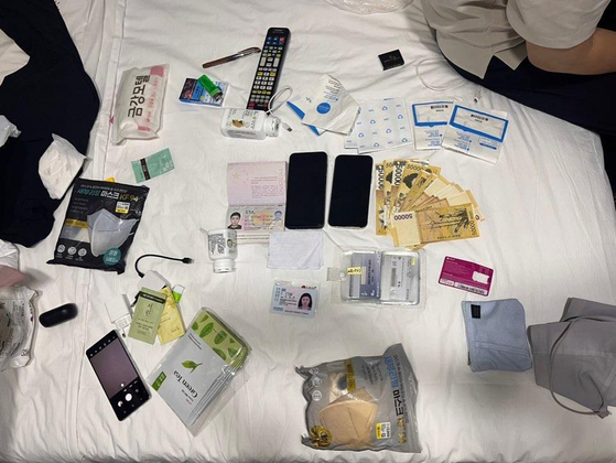 지난해 8월 서울 동작경찰서는 보이스피싱에 속은 피해자 3명의 돈 약 5억원을 중국 조직에 전달한 혐의(사기)로 30대 여성 A씨를 구속했다고 밝혔다. 사진은 A씨의 소지품. 연합뉴스