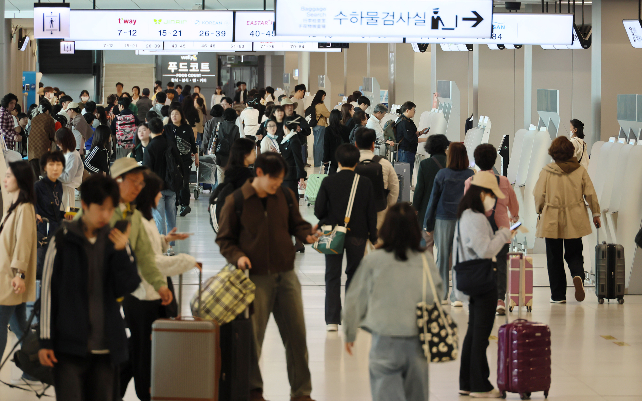 지난달 2일 서울 강서구 김포공항 국내선 청사가 연휴를 즐기려는 사람들로 붐비고 있다. 연합뉴스