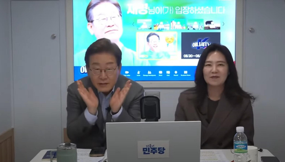이재명 더불어민주당 대선후보가 20일 이동버스에서 재외국민 투표 독려 인터넷 방송을 하고 있다. [사진 유튜브 캡처]