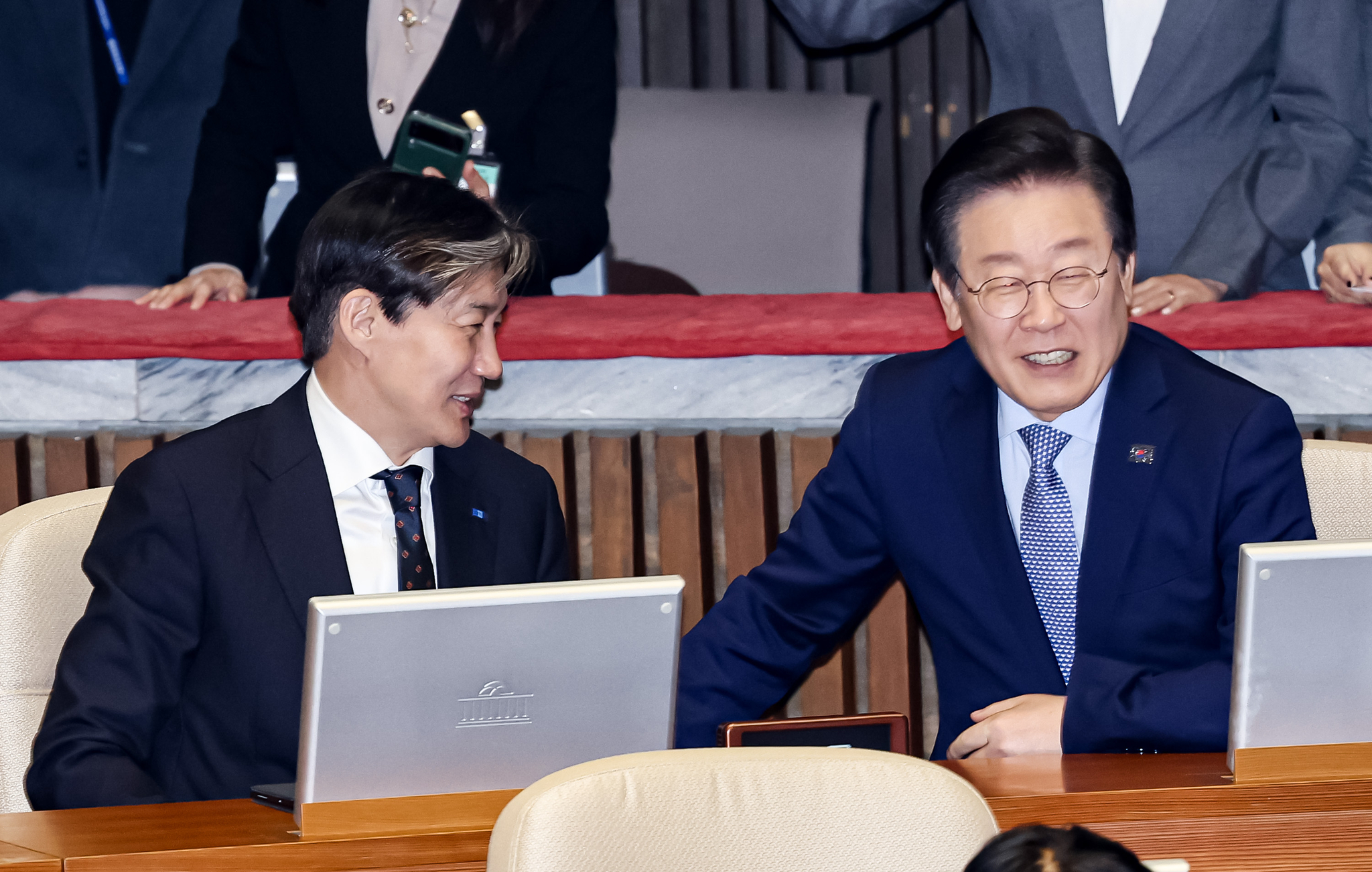 지난해 11월 28일 당시 이재명 더불어민주당 대표와 조국 조국혁신당 대표가 서울 여의도 국회에서 열린 제418회국회(정기회) 제13차 본회의에서 대화하고 있다. 현재 조 전 대표는 자녀 입시 비리 등의 혐의로 징역 2년의 실형을 확정받고 지난해 12월 16일 구속돼 수감 중이다. 전민규 기자