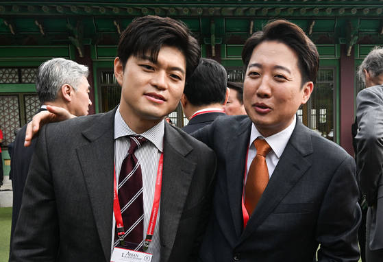 21일 서울 신라호텔에서 열린 제16회 조선일보 아시안리더십콘퍼런스(ALC)에 참석한 국민의힘 김용태 비상대책위원장과 이준석 개혁신당 대선 후보가 대화하고 있다. 뉴스1