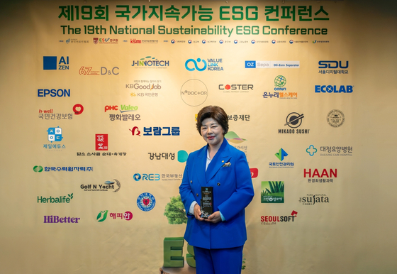 ▲이현경 보람상조애니콜 대표이사가 ESG 사회공헌상을 수상한 뒤 기념촬영을 하고 있다. [사진제공= 보람그룹]