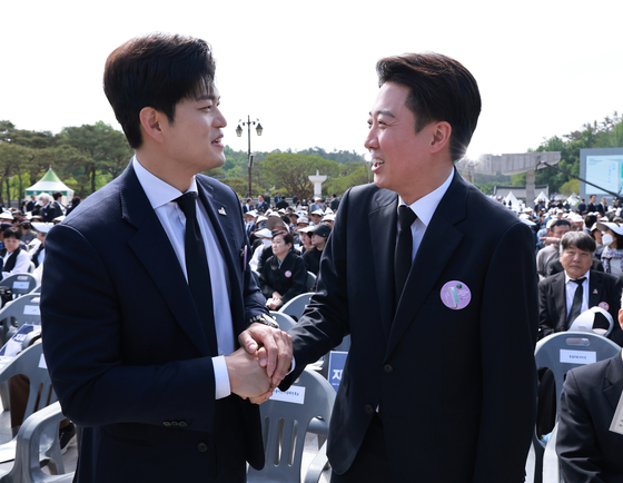 이준석 개혁신당 대통령 후보와 김용태 국민의힘 비상대책위원장이 18일 광주광역시 북구 국립 5·18민주묘지에서 열린 5·18민주화운동 45주년 기념식에서 인사하고 있다. 연합뉴스