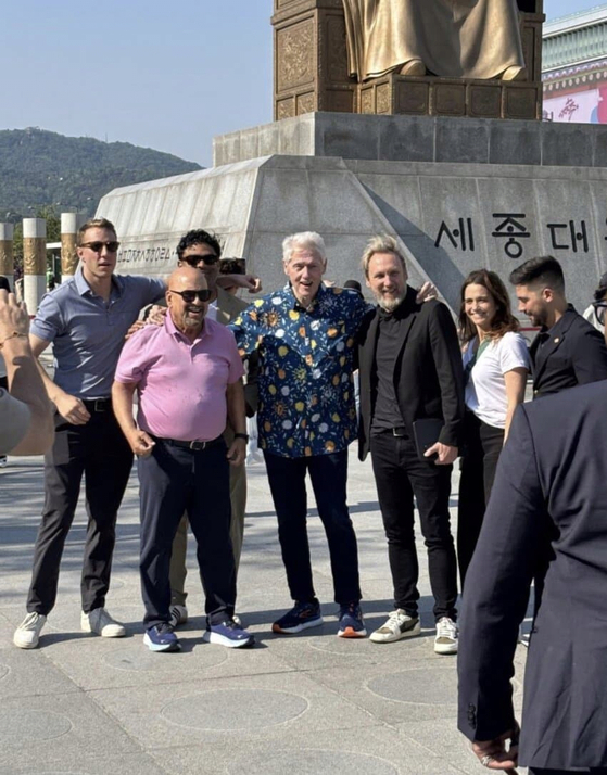 최근 서울 광화문광장에서 포착된 빌 클린턴 전 미국 대통령. 온라인 커뮤니티 캡처
