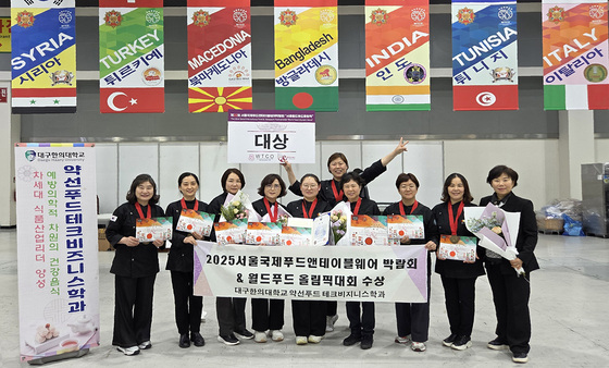 수상 후 기념촬영하는 약선푸드테크비즈니스학과 수상자들과 박순애 교수(오른쪽 첫번째)