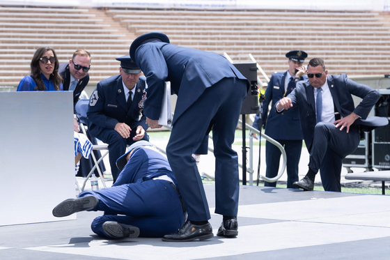 지난해 6월 1일 미국 콜로라도주 콜라라도스프링스의 공군사관학교 졸업식 도중 쓰러진 조 바이든 전 대통령. AFP=연합뉴스