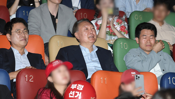 윤석열 전 대통령이 21일 서울 한 영화관에서 영화 '부정선거, 신의 작품인가'를 관람하고 있다. 왼쪽부터 이영돈 PD, 윤 전 대통령, 전한길 전 한국사 강사. 연합뉴스