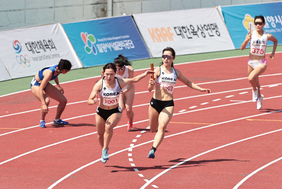 400m 릴레이 여자 국가대표팀이 20일 열린 종별육상선수권대회에서 역주하고 있다. 사진 대한육상연맹