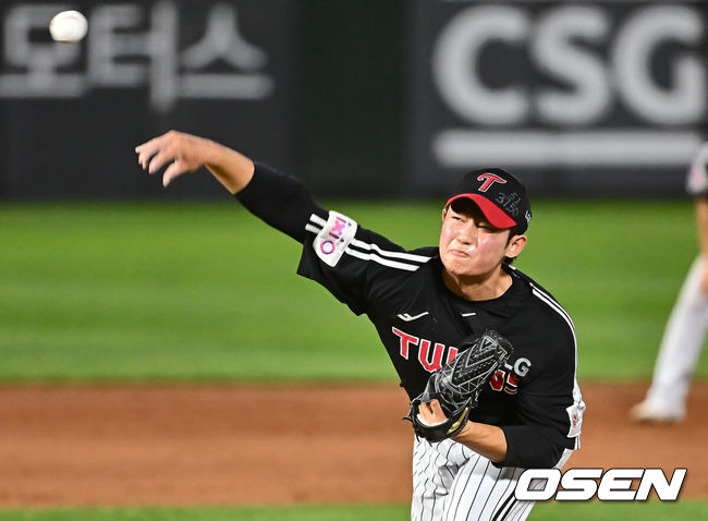 [OSEN=부산, 이석우 기자] 20일 부산 사직야구장에서 2025 신한 SOL 뱅크 KBO 리그 롯데 자이언츠와 LG 트윈스의 경기가 열렸다. 홈팀 롯데는 윤성빈, 방문팀 LG는 송승기가 선발 출전했다.LG 트윈스 김영우가 역투하고 있다. 2025.05.20 / foto0307@osen.co.kr
