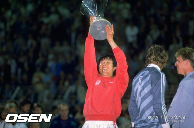 [사진] 1988년 레버쿠젠에서 UEFA컵 우승 트로피를 들어 올렸던 한국 축구의 전설 차범근.