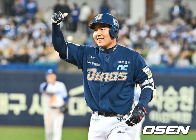 [OSEN=대구, 이석우 기자] 27일 대구삼성라이온즈파크에서 2025 신한 SOL 뱅크 KBO 리그 삼성 라이온즈와 NC 다이노스의 경기가 열렸다. 홈팀 삼성은 김대호가, 방문팀 NC는 목지훈이 선발 출전했다. NC 다이노스 김휘집이 7회초 1사 3루 좌익수 앞 1타점 적시 안타를 치고 세리머니를 하고 있다. 2025.03.27 / foto0307@osen.co.kr