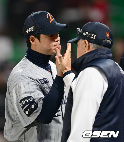 [OSEN=인천, 김성락 기자] 프로야구 한화 이글스가 3연승을 질주하며 주중 3연전 위닝시리즈를 확보했다.한화는 16일 인천 SSG랜더스필드에서 열린 ‘2025 신한은행 SOL Bank KBO리그’ SSG 랜더스와의 경기에서 10-4로 승리하고 3연승을 내달렸다. 주중 3연전 첫 2경기를 모두 잡아내며 위닝시리즈도 확보했다.경기 종료 후 한화 노시환, 김경문 감독이 하이파이브를 하고 있다. 2025.04.16 / ksl0919@osen.co.kr