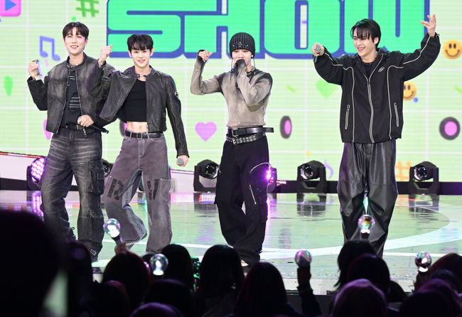 [OSEN=지형준 기자] 19일 오후 서울 상암동 SBS프리즘타워에서 SBS M ‘THE SHOW(더쇼)’ 생방송이 진행됐다.가수 하이라이트가 더쇼 초이스에 선정되며 앙코르 무대를 선보이고 있다. 2024.03.19 /jpnews@osen.co.kr