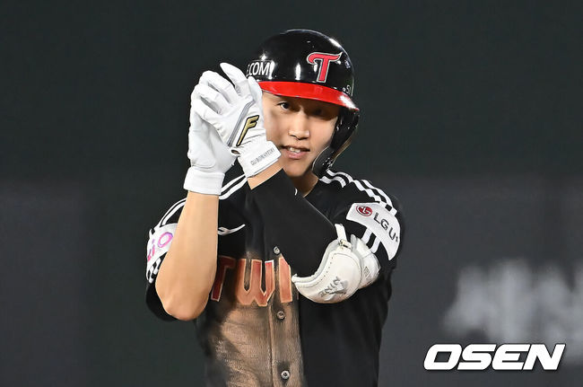 [OSEN=부산, 이석우 기자] 21일 부산 사직야구장에서 2025 신한 SOL 뱅크 KBO 리그 롯데 자이언츠와 LG 트윈스의 경기가 열렸다. 홈팀 롯데는 나균안이, 방문팀 LG는 임찬규가 선발 출전했다.LG 트윈스 구본혁이 7회초 1사 1,2루 좌중간 역전 1타점 적시타를 치고 세리머니를 하고 있다. 2025.05.21 / foto0307@osen.co.kr