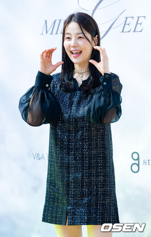 [OSEN=민경훈 기자] 20일 오후 서울 종로구 운현궁에서 미스지콜렉션 24 F/W  포토월 행사가 열렸다.배우 한지혜가 입장하며 포즈를 취하고 있다. 2024.03.20 / rumi@osen.co.kr