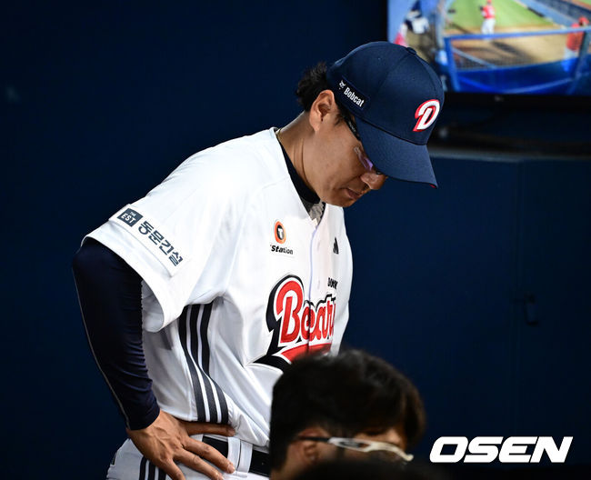 [OSEN=잠실, 지형준 기자] 21일 오후 서울 잠실구장에서 2025 신한 SOL Bank KBO리그 두산 베어스와 SSG 랜더스의 경기가 열렸다.이날 두산은 데뷔전을 갖는 신인 투수 최민석을, SSG는 우완 드류 앤더슨을 선발로 내세웠다.8회말 두산 이승엽 감독이 경기를 지켜보며 아쉬워하고 있다. 2025.05.21 /jpnews@osen.co.kr