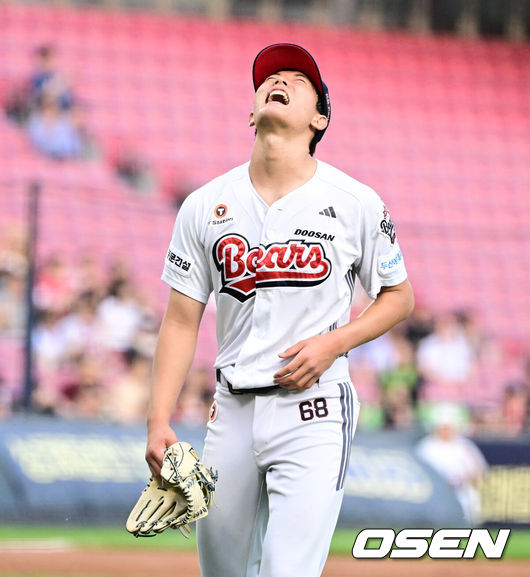 [OSEN=잠실, 지형준 기자] 21일 오후 서울 잠실구장에서 2025 신한 SOL Bank KBO리그 두산 베어스와 SSG 랜더스의 경기가 열렸다.이날 두산은 데뷔전을 갖는 신인 투수 최민석을, SSG는 우완 드류 앤더슨을 선발로 내세웠다.2회초 수비에서 3실점을 허용한 두산 최민석이 아쉬워하고 있다. 2025.05.21 /jpnews@osen.co.kr