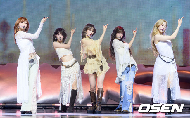 [OSEN=이대선 기자] 14일 서울 광진구 예스24 라이브홀에서 그룹르세라핌(LE SSERAFIM) 미니 5집 ‘HOT’ 미디어 쇼케이스가 열렸다.르세라핌(김채원, 사쿠라, 허윤진, 카즈하, 홍은채)의 신보 ‘HOT’은 사랑하는 것에 온 마음을 다하는 태도를 담은 앨범이다.르세라핌이 신곡 무대를 선보이고 있다. 2025.03.14 /sunday@osen.co.kr