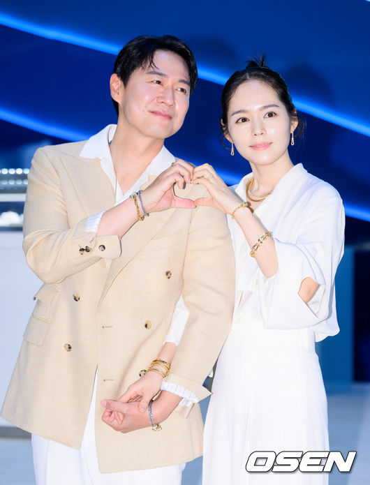 [OSEN=이대선 기자] 2일 오전 서울 롯데백화점 잠실점 에비뉴엘에서 모던 주얼리 브랜드의 팝업스토어 오픈 행사가 진행됐다.배우 연정훈, 한가인 부부가 포즈를 취하고 있다. 2024.05.02 /sunday@osen.co.kr