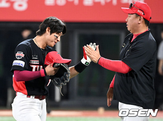 [OSEN=수원, 이대선 기자] 프로야구 KIA 타이거즈는 22일 수원KT위즈파크에서 열린 2025 신한 SOL뱅크 KBO리그 KT 위즈와의 시즌 6차전에서 8-3으로 승리했다.KIA는 최근 2연패, 원정 4연패에서 탈출하며 시즌 23승 24패를 기록했다. 주중 3연전 스윕패 위기에서 탈출했다. 반면 3연승에 실패한 KT는 하루 만에 5할 승률이 무너졌다. 23승 3무 24패. 동시에 목요일 6연패에 빠졌다.경기 후 KIA 박찬호가 이범호 감독과 승리의 기쁨을 나누고 있다. 2025.05.22 /sunday@osen.co.kr