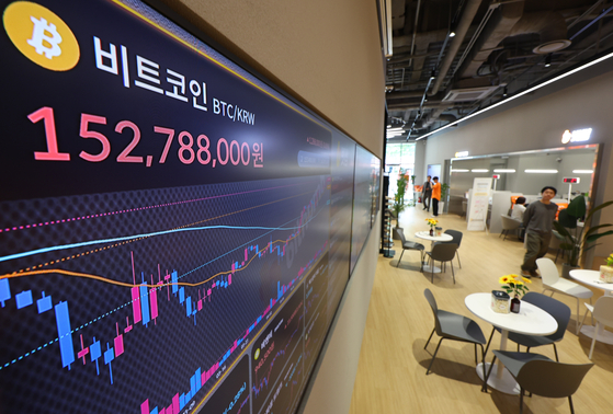 비트코인이 사상 최초로 11만 달러를 넘어선 가운데 22일 서울 서초구 빗썸라운지 강남본점 전광판 비트코인 시세가 띄워져 있다. 미 가상화폐 거래소 코인베이스에 따르면 미 동부 시간 기준으로 21일 오후 7시 25분 비트코인 1개당 가격은 24시간 전보다 3.63% 오른 11만774.26달러를 기록했다. 연합뉴스