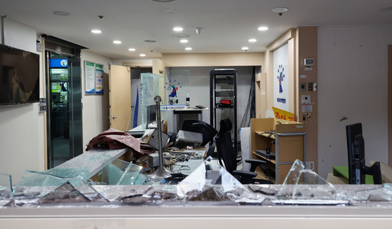 내란 혐의를 받는 윤석열 대통령에 대한 구속영장이 발부된 지난 1월 19일, 서울서부지법에서 발생한 폭력사태 흔적. 연합뉴스