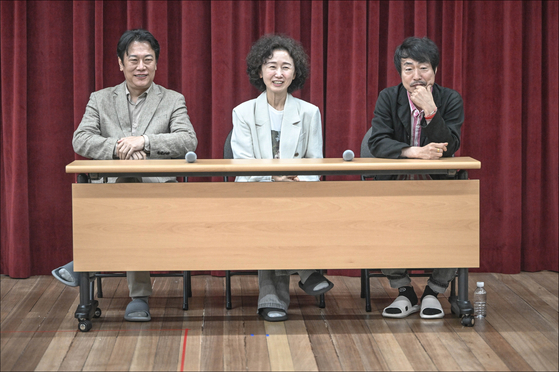 22일 세종문화회관에서 연극 '유령' 제작진과 배우가 라운드 테이블 인터뷰를 가졌다. 왼쪽부터 배우 강신구, 이지하. 극작가 겸 연출가 고선웅. 사진 세종문화회관