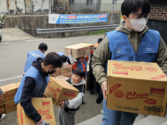 포스코그룹이 봉사축제 '2025 글로벌 볼런티어 위크'를 연다고 22일 밝혔다. 사진은 포스코퓨처엠 내화물2공장 봉사단이 지난달 산불 피해지역인 영덕군 해안 마을을 찾아 위문품을 전달하는 모습. 뉴스1