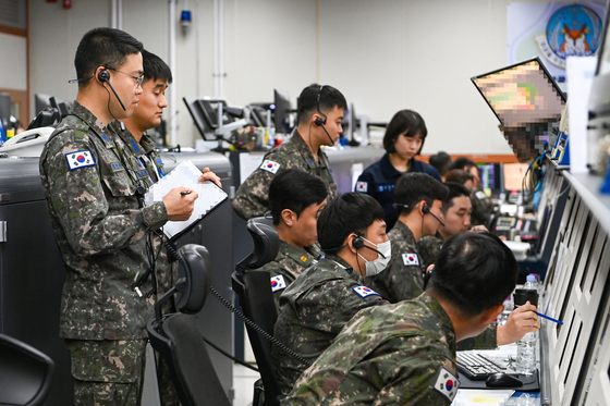 공군 중앙방공통제소(MCRC) 무기운영팀이 항적분리 임무를 수행하고 있다. 사진 공군