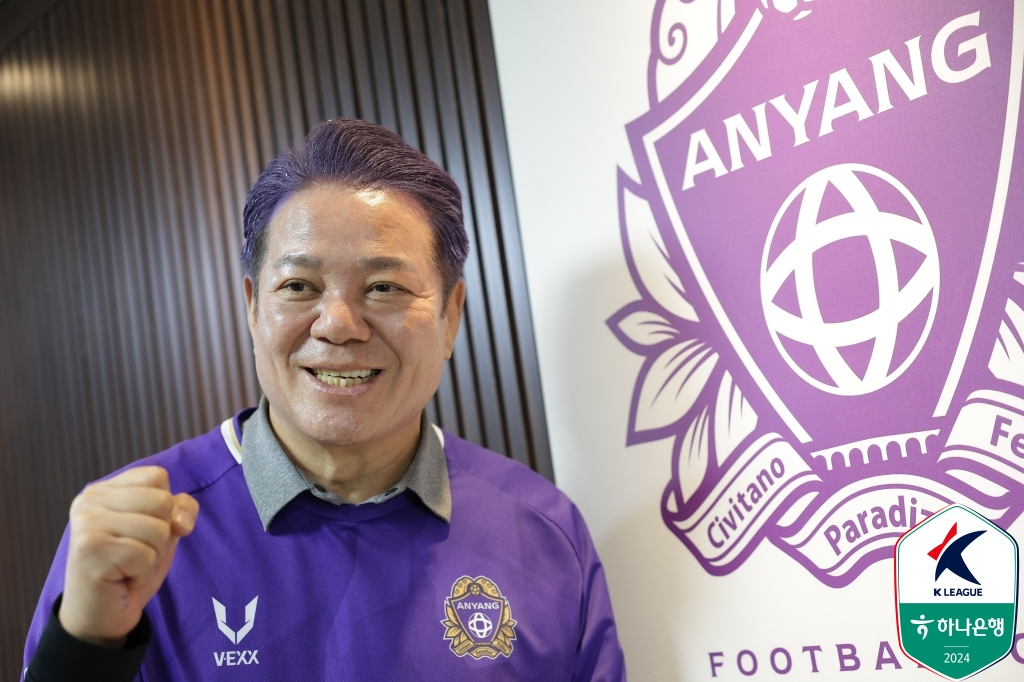 머리를 팀의 상징색인 보라색으로 염색한 최대호 FC안양 구단주. [사진 프로축구연맹]