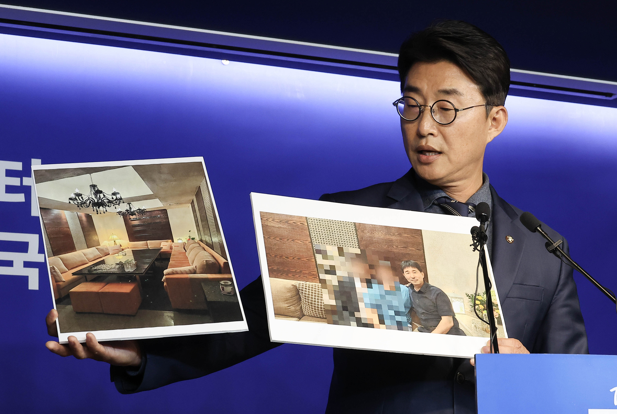 노종면 더불어민주당 선대위 대변인이 19일 서울 여의도 중앙당사에서 기자회견을 열고 지귀연 서울중앙지법 부장판사 접대의혹 사진을 공개하고 있다. 임현동 기자.