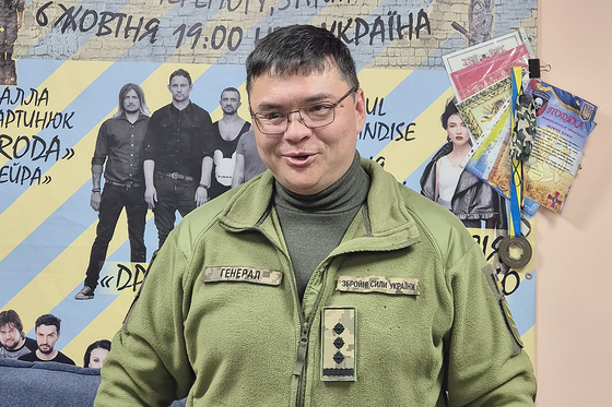 지난 17일(현지시간) 중앙일보와 인터뷰하고 있는 드미트로 김 우크라이나 육군 예비역 대령. 박현준 기자