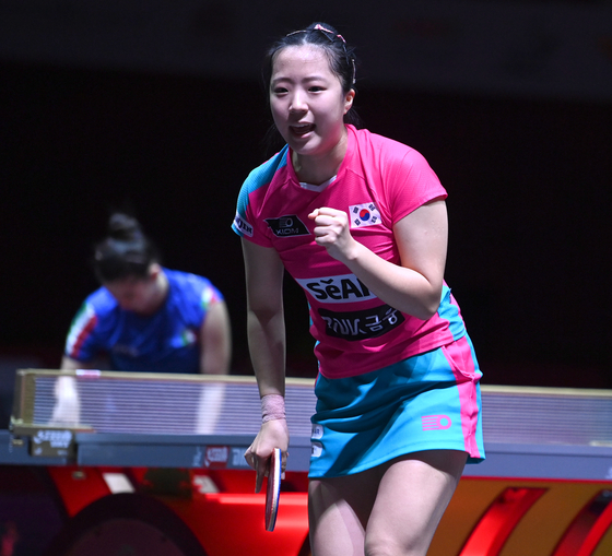 신유빈이 21일 카타르 도하 루사일 아레나에서 열린 2025 국제탁구연맹(ITTF) 세계선수권대회 여자단식 32강 이탈리아 가이아 몬파르디니와 경기에서 득점 후 환호하고 있다. 2025. 5. 21. 사진공동취재단