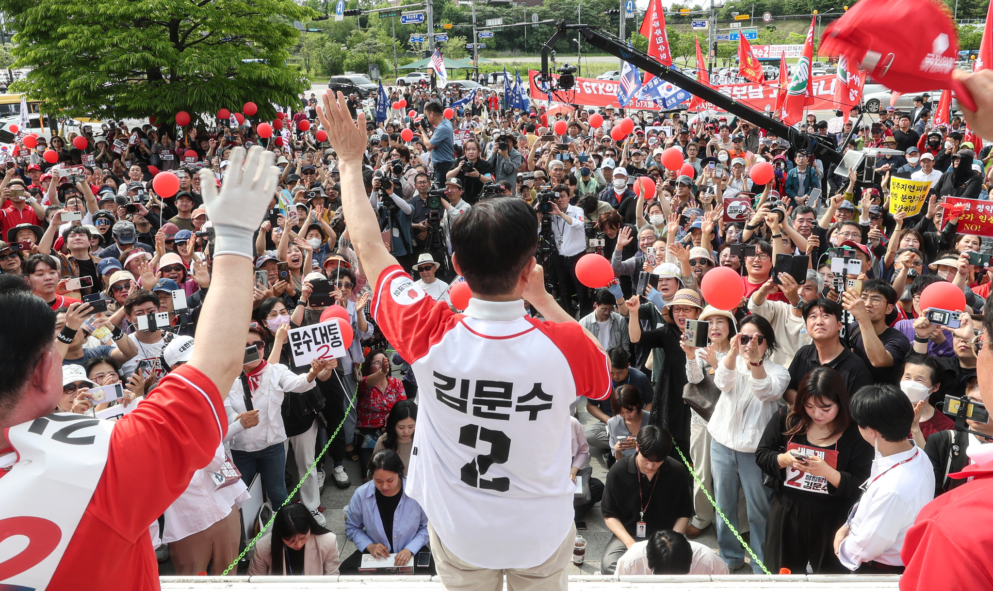 국민의힘 김문수 대선 후보가 21일 오후 경기도 파주시 야당동 새암공원에서 열린 "더 편하게 더 든든하게" 유세에서 지지를 호소하고 있다. 임현동 기자
