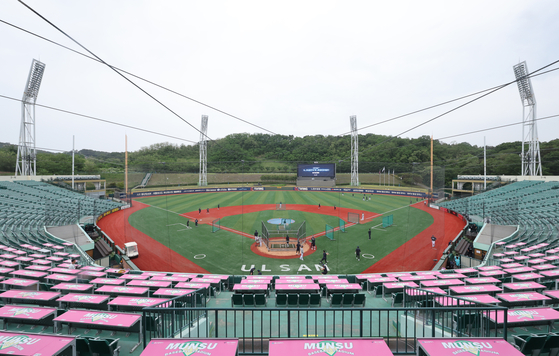 NC 임시 홈구장 된 울산 문수야구장   (울산=연합뉴스) 김용태 기자 = 16일 프로야구 NC 다이노스의 임시 홈구장으로 사용되는 울산 문수야구장에서 NC 선수들이 키움 히어로즈와의 경기를 앞두고 몸을 풀고 있다. 2025.5.16   yongtae@yna.co.kr (끝)  〈저작권자(c) 연합뉴스, 무단 전재-재배포, AI 학습 및 활용 금지〉