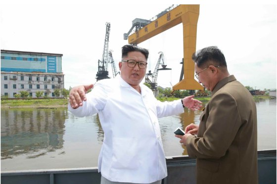 김정은 북한 국무위원장이 2018년 7월 사고가 발생한 함경북도 청진조선소를 시찰하는 모습. 노동신문, 뉴스1