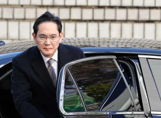이재용 삼성전자 회장이 지난 2월 서울 서초동 서울고법에서 열린 '삼성물산-제일모직 부당 합병 의혹 사건' 항소심 선고공판에 출석하기 위해 차에서 내리고 있다. 연합뉴스