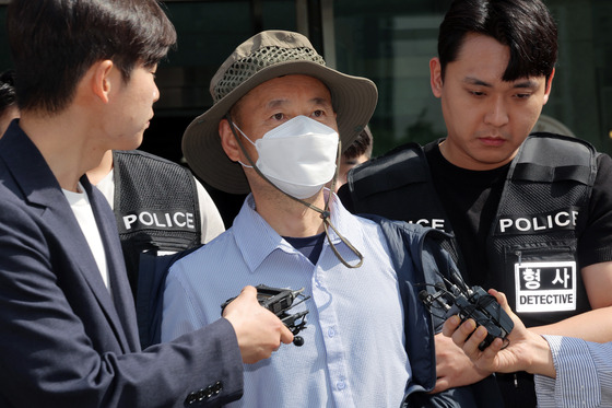 금전 문제로 갈등을 빚은 지인과 평소 앙심을 품었던 이웃 등 4명을 살상한 혐의로 체포된 피의자 차철남(56·중국 국적)이 21일 오전 경기도 시흥시 장곡동 시흥경찰서에서 구속 전 피의자 심문(영장실질심사)을 받기 위해 나오고 있다. 뉴스1