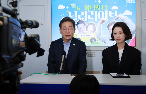 이재명 더불어민주당 대선 후보가 21일 인천 미추홀구 문학경기장에서 ‘K이니셔TV - 달려라이브' 진행을 마친 뒤 기자브리핑을 하고 있다. 김성룡 기자