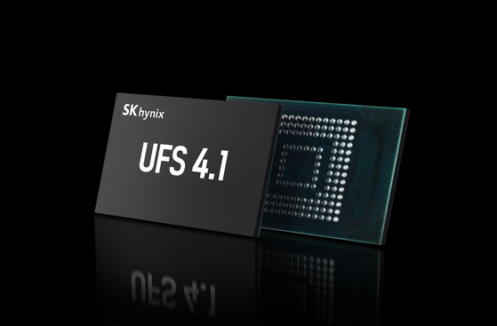 22일 SK하이닉스는 세계 최고층인 321단 1Tb(테라비트) 낸드플래시를 적용한 모바일용 저장장치 ‘UFS 4.1’을 개발했다고 밝혔다. SK하이닉스