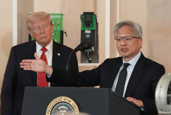지난 4월 30일 미국 워싱턴 DC 백악관에서 열린 'Investing in America' 행사에서 도널드 트럼프 미국 대통령(왼쪽)이 지켜보는 가운데 엔비디아 CEO 젠슨 황(오른쪽)이 연설하고 있다. 연합뉴스